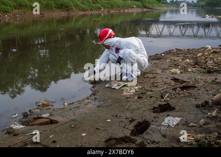 Bandung, West-Java, Indonesien. Mai 2024. Aktivisten des Indonesian Forum for the Environment (WALHI) untersuchen die Wasserqualität im Citarum River, Bandung Regency. Die Aktion bestand darin, für Umweltbewusstsein zu werben und die Regierung zu fordern, während des World Water Forum 2024 in Bali eine besondere Politik für den Citarum zu ergreifen. (Kreditbild: © Algi Febri Sugita/ZUMA Press Wire) NUR REDAKTIONELLE VERWENDUNG! Nicht für kommerzielle ZWECKE! Stockfoto