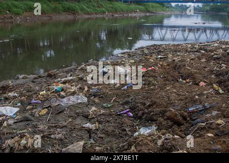 Bandung, West-Java, Indonesien. Mai 2024. Allgemeiner Blick auf den Citarum River, Bandung Regency. Die Aktion bestand darin, für Umweltbewusstsein zu werben und die Regierung zu fordern, während des World Water Forum 2024 in Bali eine besondere Politik für den Citarum zu ergreifen. (Kreditbild: © Algi Febri Sugita/ZUMA Press Wire) NUR REDAKTIONELLE VERWENDUNG! Nicht für kommerzielle ZWECKE! Stockfoto