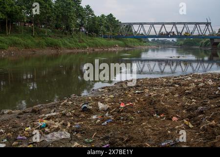 Bandung, West-Java, Indonesien. Mai 2024. Allgemeiner Blick auf den Citarum River, Bandung Regency. Die Aktion bestand darin, für Umweltbewusstsein zu werben und die Regierung zu fordern, während des World Water Forum 2024 in Bali eine besondere Politik für den Citarum zu ergreifen. (Kreditbild: © Algi Febri Sugita/ZUMA Press Wire) NUR REDAKTIONELLE VERWENDUNG! Nicht für kommerzielle ZWECKE! Stockfoto