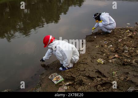 Bandung, West-Java, Indonesien. Mai 2024. Aktivisten des Indonesian Forum for the Environment (WALHI) untersuchen die Wasserqualität im Citarum River, Bandung Regency. Die Aktion bestand darin, für Umweltbewusstsein zu werben und die Regierung zu fordern, während des World Water Forum 2024 in Bali eine besondere Politik für den Citarum zu ergreifen. (Kreditbild: © Algi Febri Sugita/ZUMA Press Wire) NUR REDAKTIONELLE VERWENDUNG! Nicht für kommerzielle ZWECKE! Stockfoto