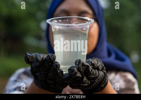 Bandung, West-Java, Indonesien. Mai 2024. Aktivisten des Indonesian Forum for the Environment (WALHI) zeigen die Wasserqualität der Probe im Citarum River, Bandung Regency. Die Aktion bestand darin, für Umweltbewusstsein zu werben und die Regierung zu fordern, während des World Water Forum 2024 in Bali eine besondere Politik für den Citarum zu ergreifen. (Kreditbild: © Algi Febri Sugita/ZUMA Press Wire) NUR REDAKTIONELLE VERWENDUNG! Nicht für kommerzielle ZWECKE! Stockfoto