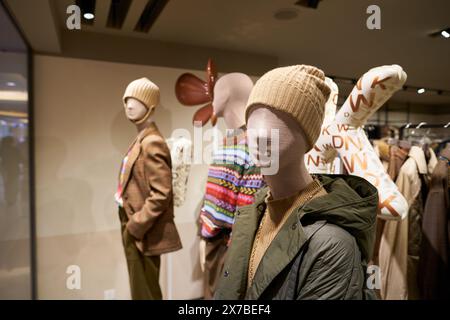 HONGKONG, CHINA - 5. DEZEMBER 2023: Gekleidete Schaufensterpuppen werden im Wochenend Max Mara Store in Harbour City ausgestellt. Harbour City ist ein Einkaufszentrum in Stockfoto