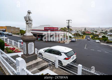 War Memorial and Store auf der Hauptstraße von Stanley, Tasmanien Stockfoto