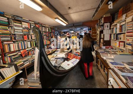 Acqua Alta Bibliothek, berühmte Buchhandlung in Venedig, Italien. Stockfoto