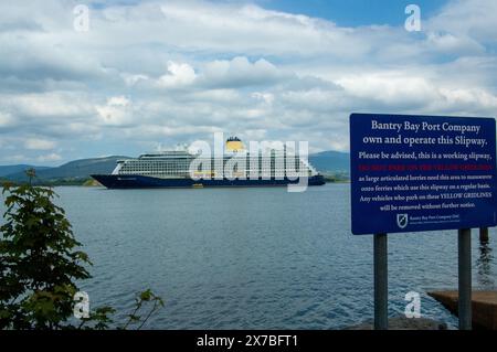 Sonntag, 19. Mai 2024, Bantry West Cork Irland; am zweiten dieser Woche kam Spirit of Adventure heute im Hafen von Bantry an. Das Kreuzfahrtschiff mit 800 Passagieren und Besatzungsgruppe kam um 8 Uhr morgens an und die Passagiere stiegen für Tagesausflüge nach Killarney, zur Halbinsel Beara und um die Stadt Bantry aus. Credit; ED/Alamy Live News Stockfoto