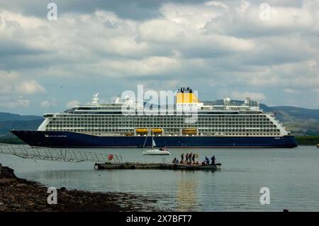 Sonntag, 19. Mai 2024, Bantry West Cork Irland; am zweiten dieser Woche kam Spirit of Adventure heute im Hafen von Bantry an. Das Kreuzfahrtschiff mit 800 Passagieren und Besatzungsgruppe kam um 8 Uhr morgens an und die Passagiere stiegen für Tagesausflüge nach Killarney, zur Halbinsel Beara und um die Stadt Bantry aus. Die Crew des Bantry Longboat, Unite, bereitet sich auf das Training mit dem Linienschiff in der Bucht vor. Credit; ED/Alamy Live News Stockfoto