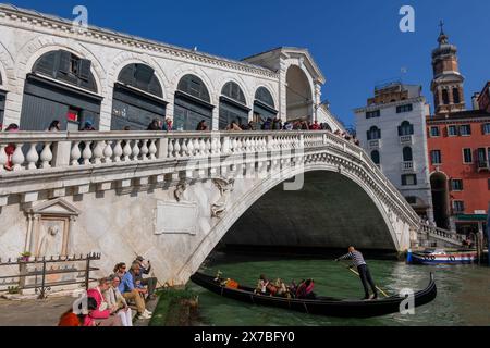 Die Rialto-Brücke über den Canal Grande in Venedig, Italien. Gondelfahrt unter Steinbogen Fußgängerbrücke aus dem 16. Jahrhundert, die die Brücke verbindet Stockfoto