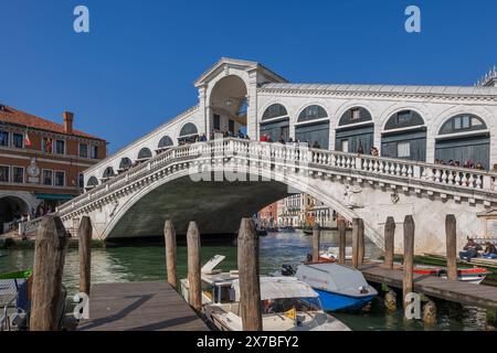 Die Rialto-Brücke über den Canal Grande in Venedig, Italien. Fußgängerbrücke mit Steinbogen aus dem 16. Jahrhundert verbindet die Stadtteile von San Marco an Stockfoto