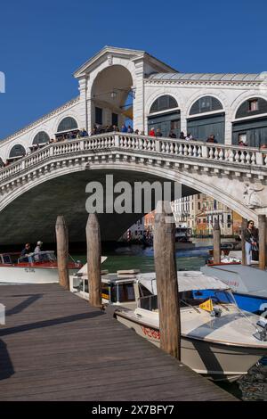 Die Rialto-Brücke über den Canal Grande in Venedig, Italien. Stockfoto