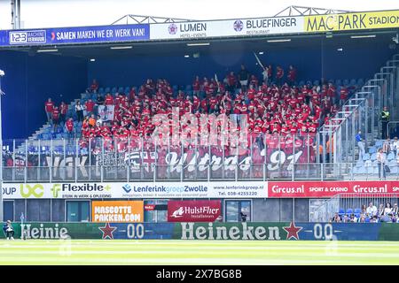 Zwolle, Niederlande. Mai 2024. ZWOLLE, NIEDERLANDE - 19. MAI: Fans und Fans des FC Twente jubeln während des niederländischen Eredivisie-Spiels zwischen PEC Zwolle und FC Twente im MAC3PARK stadion am 19. Mai 2024 in Zwolle, Niederlande. (Foto von Andre Weening/Orange Pictures) Credit: Orange Pics BV/Alamy Live News Stockfoto