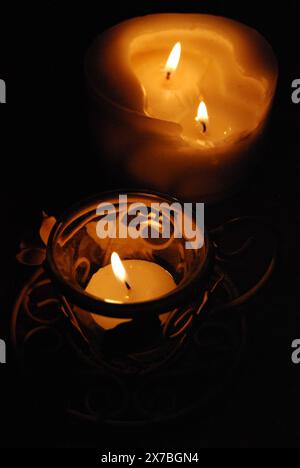 Drei Lichter, Kerzenlicht mit lebender Flamme und dekorative Halter Stockfoto