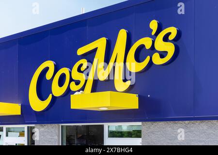 CosMc's ist ein neues, kleinformatiges Restaurant, das McDonald's gehört. Es ist ein Drive-Thru-Konzept und derzeit der einzige Laden in Illinois. Stockfoto