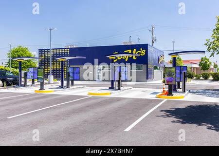 CosMc's ist ein neues, kleinformatiges Restaurant, das McDonald's gehört. Es ist ein Drive-Thru-Konzept und derzeit der einzige Laden in Illinois. Stockfoto