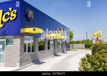 CosMc's ist ein neues, kleinformatiges Restaurant, das McDonald's gehört. Es ist ein Drive-Thru-Konzept und derzeit der einzige Laden in Illinois. Stockfoto