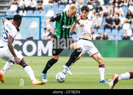 Eldor Shomurodov (Cagliari) und Uros Racic (Sassuolo) während des Spiels US Sassuolo gegen Cagliari Calcio, italienische Fußball-Serie A in Reggio Emilia, Italien, 19. Mai 2024 Stockfoto