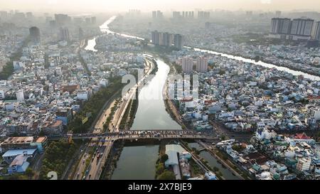 Ho Chi Minh Stadt aus der Vogelperspektive mit Kanalsystem, überfüllten Flussufer städtisch, Vo Van Kiet Avenue entlang des Tau Hu Kanals, dichte Dichte, überfülltes Stadthaus Stockfoto