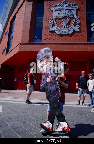 Ein Liverpool-Fan hält ein Design von Jurgen Klopp aus Perler-Perlen vor dem Spiel der Premier League in Anfield, Liverpool. Bilddatum: Sonntag, 19. Mai 2024. Stockfoto