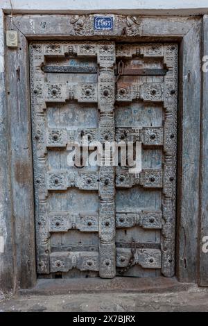 Tansania, Sansibar, Stone Town, eine der wenigen verbliebenen alten Türen Stockfoto