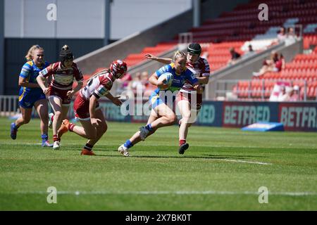 St Helens, Merseyside, Großbritannien. Mai 2024. Betfred Challenge Cup Rugby: Wigan Warriors Women vs Leeds Rhinos Women im Totally Wicked Stadium. Caitlin Beevers geht auf die Triple Line zu, um ihren ersten Versuch zu bekommen. Credit James Giblin Photography/Alamy Live News. Stockfoto