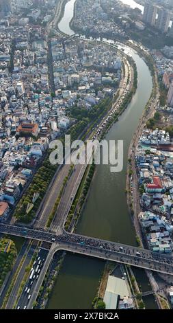 Ho Chi Minh Stadt aus der Vogelperspektive mit Kanalsystem, überfüllten Flussufer städtisch, Vo Van Kiet Avenue entlang des Tau Hu Kanals, dichte Dichte, überfülltes Stadthaus Stockfoto