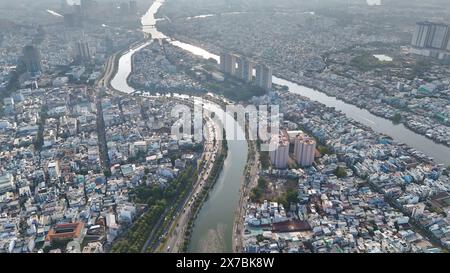 Ho Chi Minh Stadt aus der Vogelperspektive mit Kanalsystem, überfüllten Flussufer städtisch, Vo Van Kiet Avenue entlang des Tau Hu Kanals, dichte Dichte, überfülltes Stadthaus Stockfoto