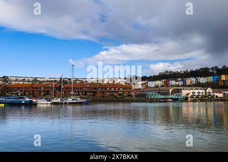 Bristol, England - 29. März 2024: Wunderschöne Aussicht auf das Dock im Hafengebiet von Bristol Stockfoto