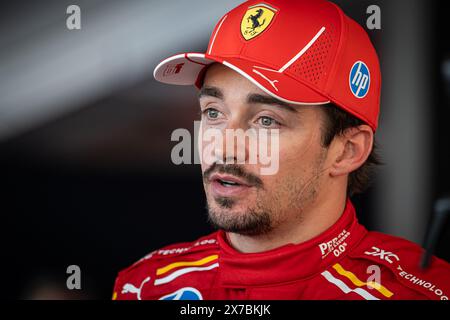 Der monegassische Fahrer Charles Leclerc von Scuderia Ferrari spricht nach der Qualifikation des Großen Preises von Emilia Romagna mit den Medien. (Foto: Andreja Cencic / SOPA Images/SIPA USA) Stockfoto