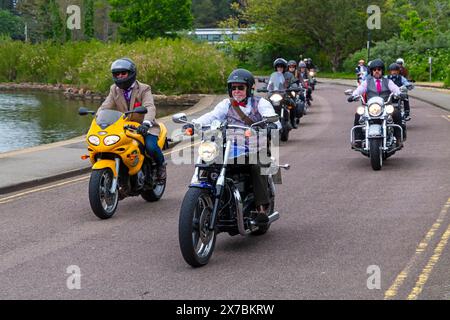 Poole, Dorset, Großbritannien. Mai 2024. Bournemouth and Poole Distinguished Gentlemen’s Ride ist eine jährliche Veranstaltung, die von vielen weltweit ist, um Geld und Bewusstsein für eine elegantere Sache zu sammeln - die Gesundheit der Männer. Die größte DGR in Bournemouth und Poole mit 1000 Fahrern (Cap) hat sich für die Fahrt angemeldet und bereits erstaunliche £ 70.000. Ein Anblick, der Hunderte von Motorrädern, viele Vintage, auf dem Weg nach Bournemouth durch den Poole Park mit vielen entsprechend gekleideten Fahrern, Krawatten im Retro-Stil, Schnurrbärten und Tweeds sehen kann. Quelle: Carolyn Jenkins/Alamy Live News Stockfoto