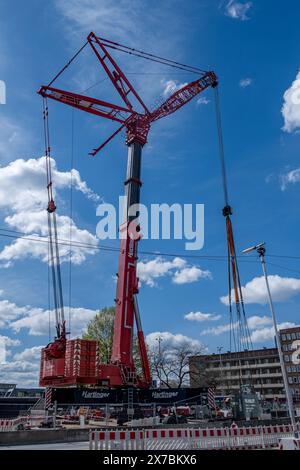 Hamburg, Deutschland - 04 21 2024: Blick auf einen Gitterausleger-Kran vor blauem Himmel auf einer Baustelle in Hamburg Stockfoto