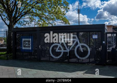 Hamburg, Deutschland - 04 21 2024: Ansicht einer verschlossenen Box für Fahrräder an einem Hamburger Bahnhof Stockfoto