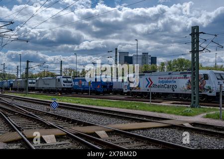 Hamburg - 04 21 2024: Blick auf Bahngleise mit verschiedenen geparkten Lokomotiven im Hintergrund Stockfoto