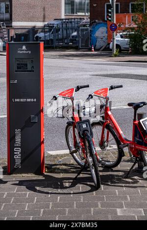 Hamburg, Deutschland - 04 21 2024: Zwei Fahrräder und ein Terminal des Fahrradverleihservice Stadtrad in Hamburg Stockfoto