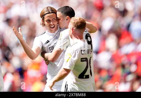 Danilo Orsi-Dadomo (links) von Crawley Town feiert mit seinen Teamkollegen, nachdem er im Play-off-Finale der Sky Bet League 2 im Wembley Stadium, London, das erste Tor des Spiels erzielt hat. Bilddatum: Sonntag, 19. Mai 2024. Stockfoto