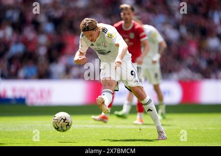 Danilo Orsi-Dadomo von Crawley Town erzielte im Play-off-Finale der Sky Bet League Two im Wembley Stadium in London das erste Tor des Spiels. Bilddatum: Sonntag, 19. Mai 2024. Stockfoto