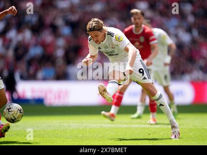 Danilo Orsi-Dadomo von Crawley Town erzielte im Play-off-Finale der Sky Bet League Two im Wembley Stadium in London das erste Tor des Spiels. Bilddatum: Sonntag, 19. Mai 2024. Stockfoto