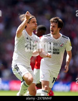 Danilo Orsi-Dadomo von Crawley Town (links) feiert mit Jeremy Kelly, nachdem er im Play-off-Finale der Sky Bet League 2 im Wembley Stadium, London, das erste Tor des Spiels erzielt hat. Bilddatum: Sonntag, 19. Mai 2024. Stockfoto