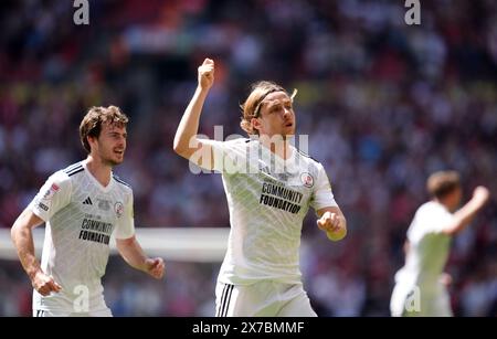 Danilo Orsi-Dadomo (Mitte) von Crawley Town feiert, nachdem er im Play-off-Finale der Sky Bet League Two im Wembley Stadium, London, das erste Tor des Spiels erzielt hat. Bilddatum: Sonntag, 19. Mai 2024. Stockfoto