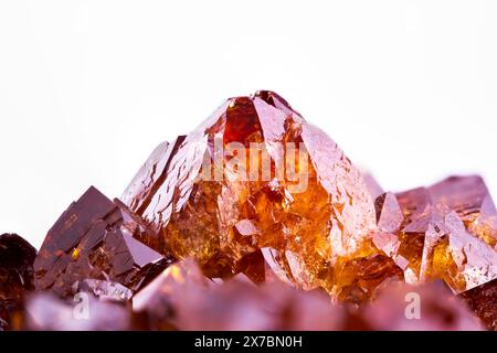 Erhitzter Amethyst sieht aus wie Zitrin. Dunkelorange Quarzmakrofotografie. Aus Brasilien. Hintergrund für Detailtextur. Nahaufnahme roh, unpoliert, halb Stockfoto