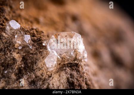 Farbloser Calcit aus Berry Materials corp Quarry, North vernon, jennings co. Indiana, USA. Makrofotografie Detail Textur Hintergrund. Nahaufnahme RAW Stockfoto