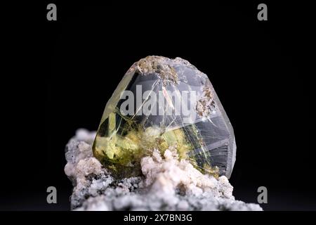 Makrofotografie mit grünem Titanit in Edelsteinqualität (auch Sphene genannt). Aus Skardu, Gilgit-Baltistan, Pakistan. Detailtextur auf schwarzem Hintergrund. Schließen- Stockfoto