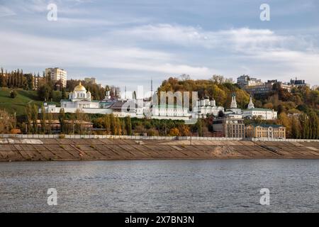 Blick vom Fluss Oka zum Verkündigungskloster Nischni Nowgorod Stockfoto