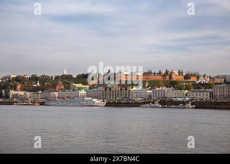 Nischni Nowgorod, Russland - 30. September 2023: Kreuzfahrtschiff „Alexander Suworow“ und Ausflugsboote für Freizeitausflüge liegen am Wolschskaja-Damm nahe Th Stockfoto