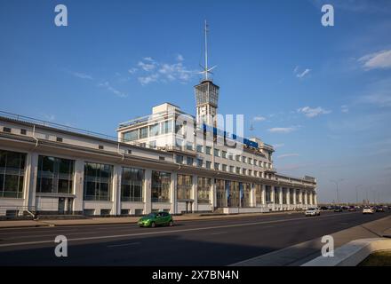 Nischni Nowgorod, Russland - 01. Oktober 2023: Bau der Wolga Reederei auf dem Nischni-Wolschskaja-Damm Stockfoto