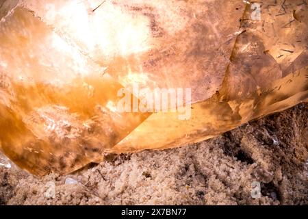 Honigcalcit aus Berry Materials corp Quarry, North vernon, jennings co. Indiana, USA. Makrofotografie Detail Textur Hintergrund. Nahaufnahme RAW Rou Stockfoto