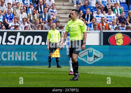 Zwolle, Niederlande. Mai 2024. ZWOLLE, NIEDERLANDE - 19. MAI: Schiedsrichter Dennis Higler sieht beim niederländischen Eredivisie-Spiel zwischen PEC Zwolle und FC Twente im MAC3PARK stadion am 19. Mai 2024 in Zwolle, Niederlande. (Foto von Andre Weening/Orange Pictures) Credit: Orange Pics BV/Alamy Live News Stockfoto