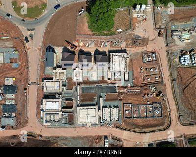 Luftaufnahme der neuen Wohnbaustelle mit Dach-Solarpaneelen in Ledbury Herefordshire - Foto Mai 2024 Stockfoto
