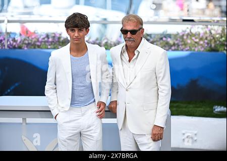 Cannes, Frankreich. Mai 2024. Kevin Costner und Hayes Costner nehmen am 19. Mai 2024 am Fotocall „Horizon: An American Saga“ beim 77. Jährlichen Filmfestival in Cannes im Palais des Festivals Teil. (Foto: Stefanos Kyriazis/NurPhoto) Credit: NurPhoto SRL/Alamy Live News Stockfoto