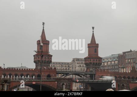 Berlin, Deutschland - 19. Dezember 2023 - Oberbaumbrücke oder Oberbaumbrücke über die Spree in Berlin. Ostarkaden, eine der wichtigsten Brücken in der Stadt Stockfoto