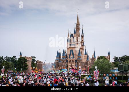 Menschenmassen versammeln sich in Cinderella's Castle im Tokyo Disneyland. Stockfoto