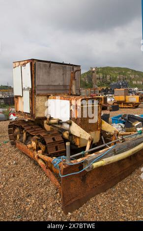 Rostige Traktoren für Fischerboote am Strand von Hastings, Großbritannien Stockfoto